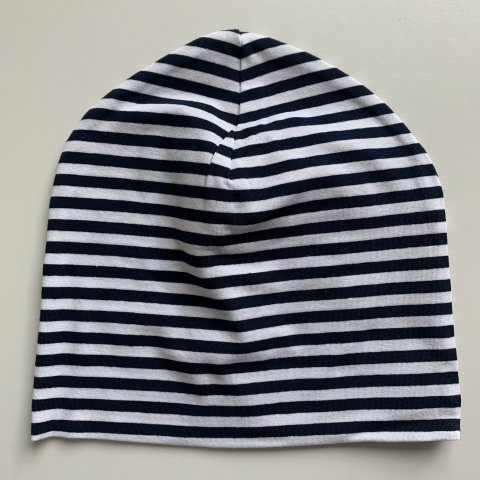Baggy hue med bl/hvide striber - str. 2-4 r